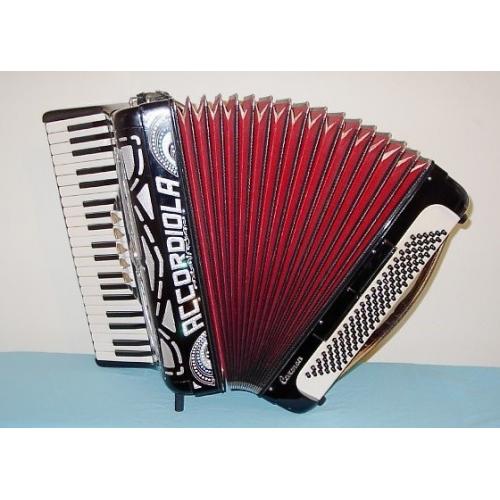 Accordiola Carmen 120 bas 4 korig   Deze zeer goed klinkende, 11 kg wegende, 4-korige, 120-basser met 2 rijen grondbassen, is door mij 