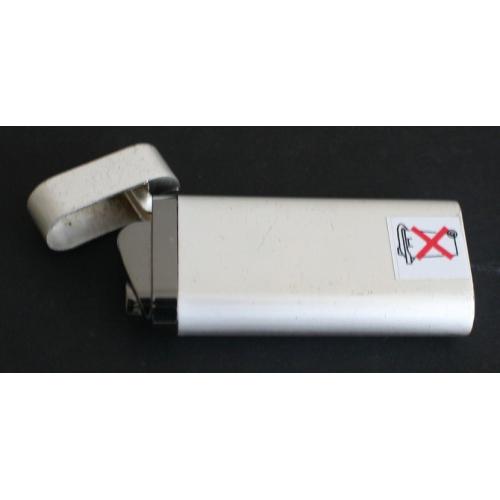 Zippo 1994 X Silver plated Changing world   Zilver gecoate Zippo met gegraveerde tekst: In a constantly changing world, we don't. Tank en cas