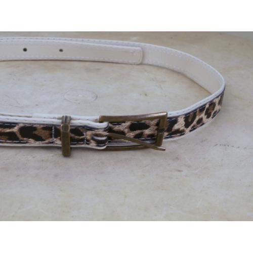 Witte Leren Riem met "Gouden" Gesp   Witte Leren Riem met "Gouden" Gesp Totale Lengte = 97 cm Max Buik = 90 cm Br = 2.4 cm  