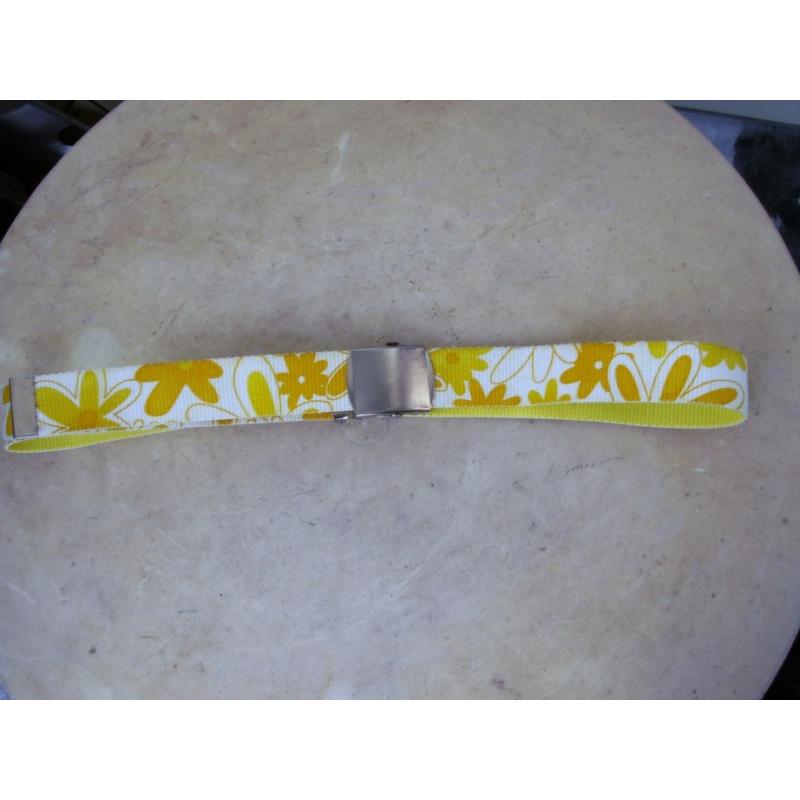A. Smalle Rode Leren Riem   A. Smalle Rode Leren Riem Totale lengte = 102 cm Max Buik = 92 cm Br = 1,8 cm 