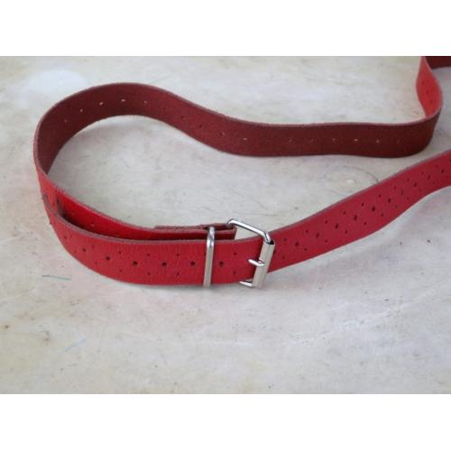 B. Smalle Rode Leren Riem   B. Smalle Rode Leren Riem Totale lengte = 105 cm Max Buik = 90 cm Br = 1,5 cm 