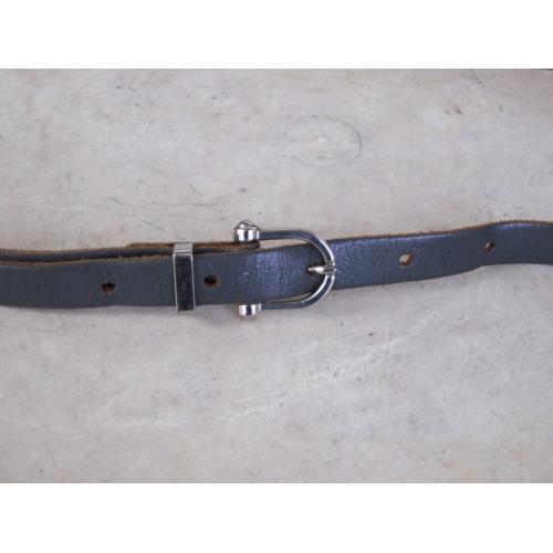 Smalle Grijze Leren Riem   Smalle Grijze Leren Riem Totale lengte = 100 cm Max Buik = 95 cm Br = 1.5 cm 