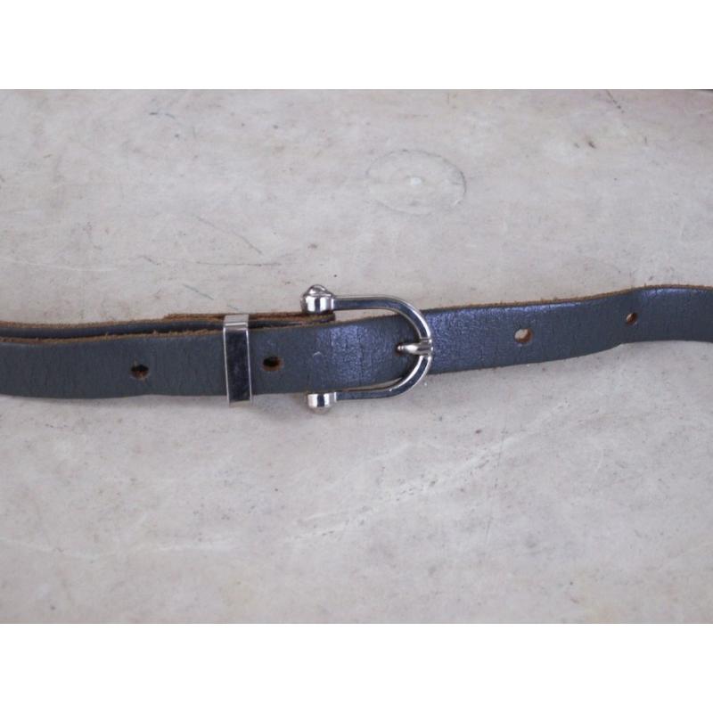 Smalle Grijze Leren Riem   Smalle Grijze Leren Riem Totale lengte = 100 cm Max Buik = 95 cm Br = 1.5 cm 