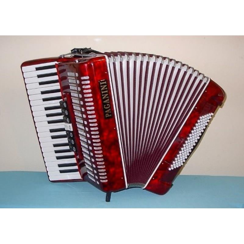 Soprani accordeon, nog een knap instrument met koffer
 
 Mooie accordeon met koffer