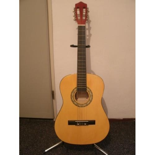 castilla akoestische gitaar
 
  Prachtige akoestische gitaar van het merk Castilla. Nieuwprijs 385,- Inclusief een gitaarhoes, stem
