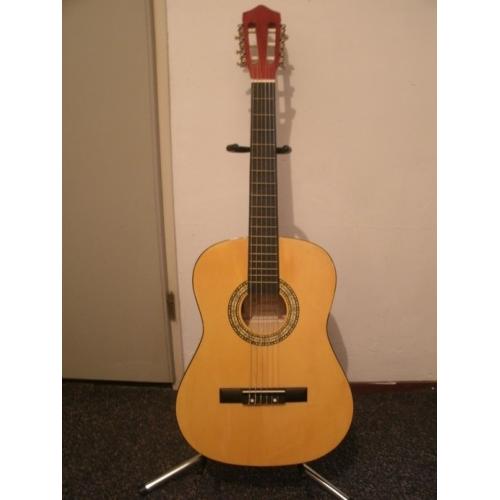 castilla akoestische gitaar   Prachtige akoestische gitaar van het merk Castilla. Nieuwprijs 385,- Inclusief een gitaarhoes, stem
