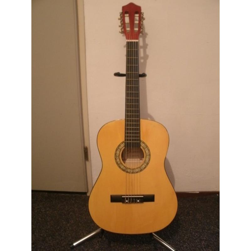 castilla akoestische gitaar   Prachtige akoestische gitaar van het merk Castilla. Nieuwprijs 385,- Inclusief een gitaarhoes, stem