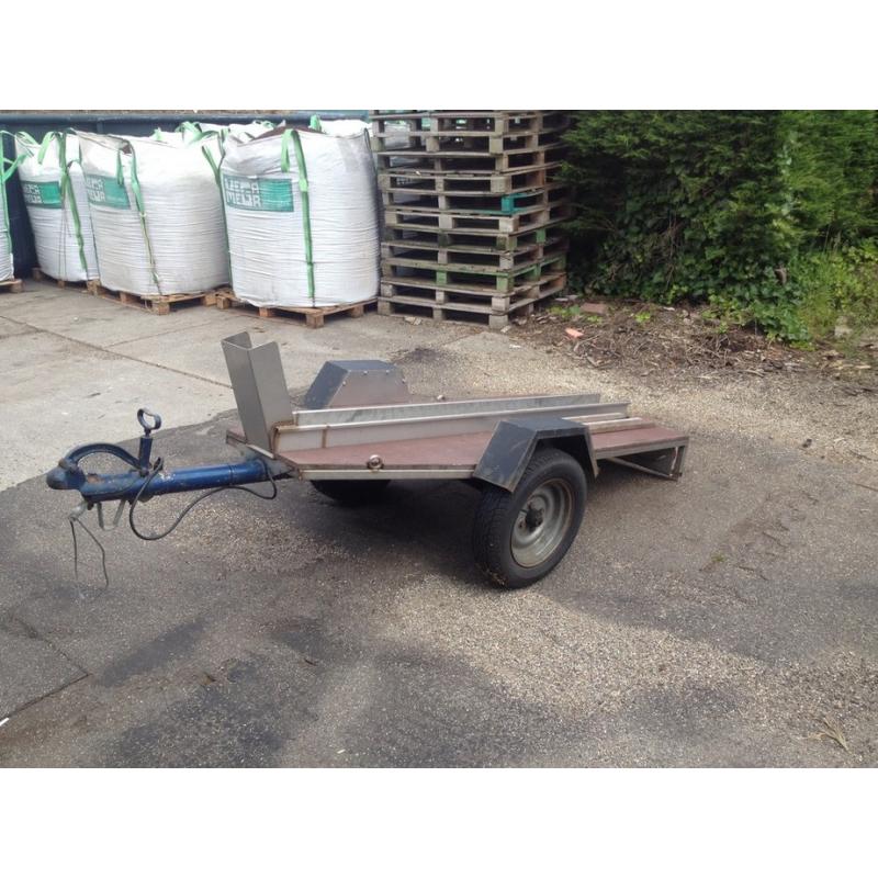 Goede aanhang wagen te koop  Hierbij bied ik deze goede aan hang wagen aan..zie meer informatie de foto's ... Voor vragen kun je