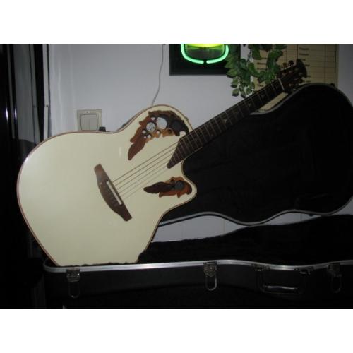 Vintage Framus Capri 1959
 
  Zeer goed bespeelbare Framus Capri archtop gitaar uit 1959. Rosewood fretboard met inleg.Heeft de
