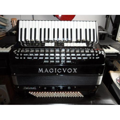 2 accordeons tekoop   zijn er mensen met interresse voor voor deze twee accordions, ze zijn in goede staat en tip top in 