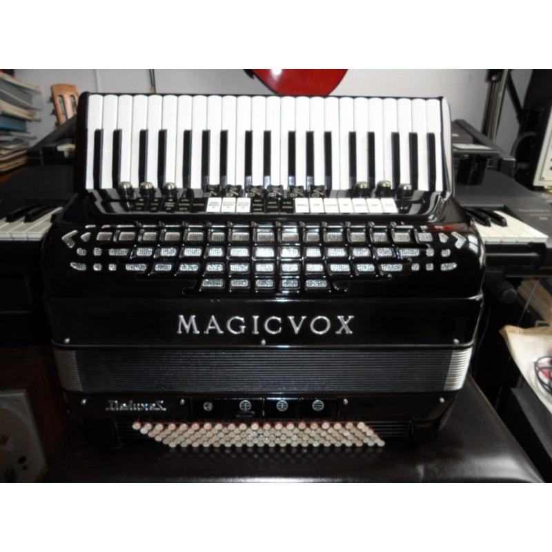 2 accordeons tekoop   zijn er mensen met interresse voor voor deze twee accordions, ze zijn in goede staat en tip top in 