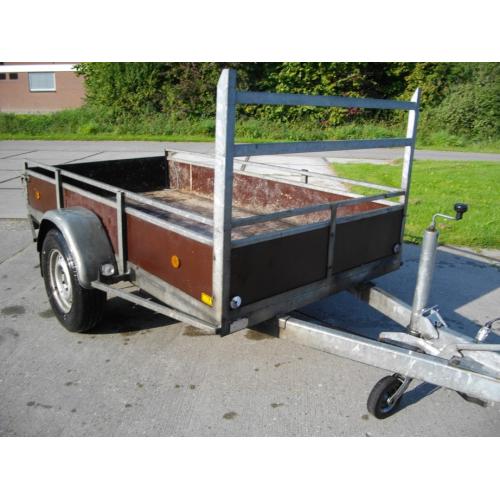 Nette Saris Arba bagagewagen met nieuwe banden   Ân heeft een mogelijkheid tot open achterklep.( voor lang materiaal). Te Koop zeer mooie S