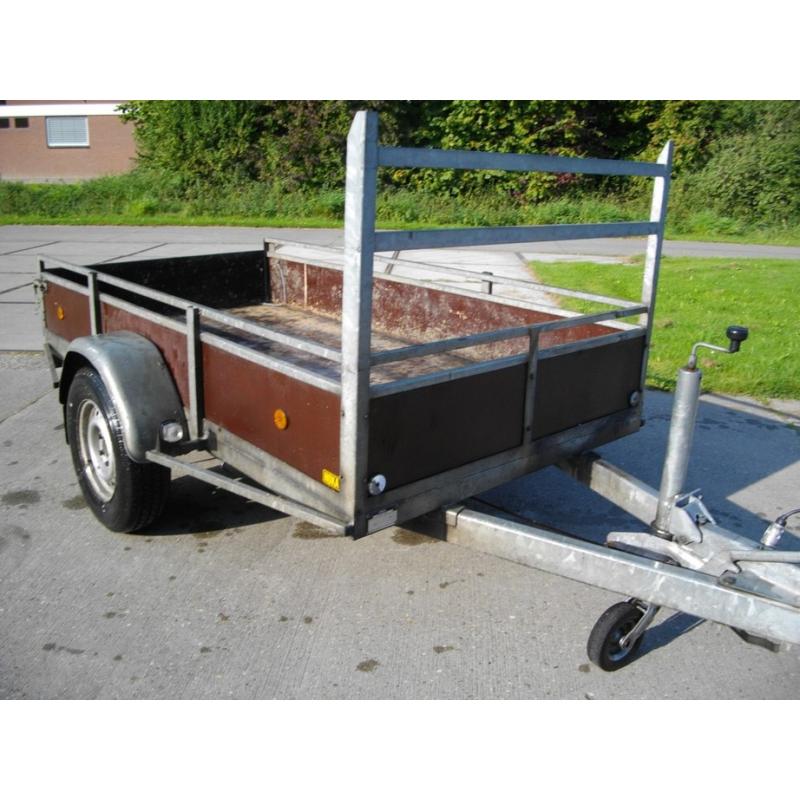 Nette Saris Arba bagagewagen met nieuwe banden   Ân heeft een mogelijkheid tot open achterklep.( voor lang materiaal). Te Koop zeer mooie S