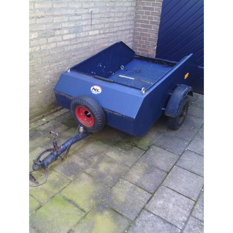 aanhanger, 3m lang, tandemasser, 2000kg, kenteken.   hele nette dubbelassige aanhanger in goede staat met nieuwe koppeling en nieuwe verlichting. eigen 