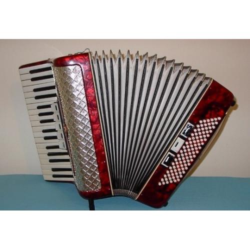 accordeon 80 bas   Nette 80 bas accordeon nauwlijks bespeeld. Mooi voor beginner. Met koffer erbij. Doe 