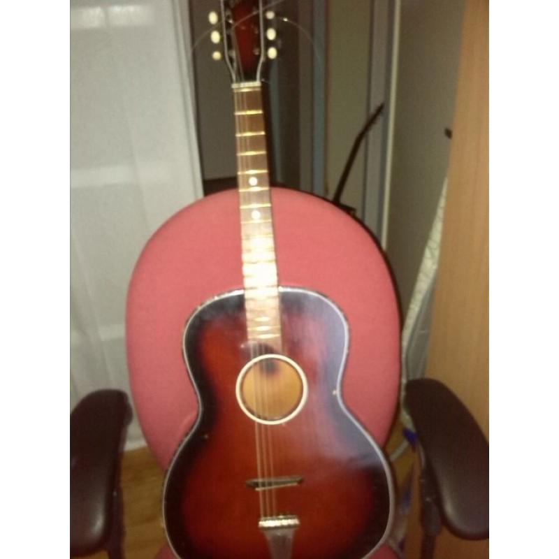 akoestische gitaar symphonie omstreeks 1960   gitaar mist een snaar en een stelschroefje zoals te zien op de foto. De gitaar is van omstreeks 1