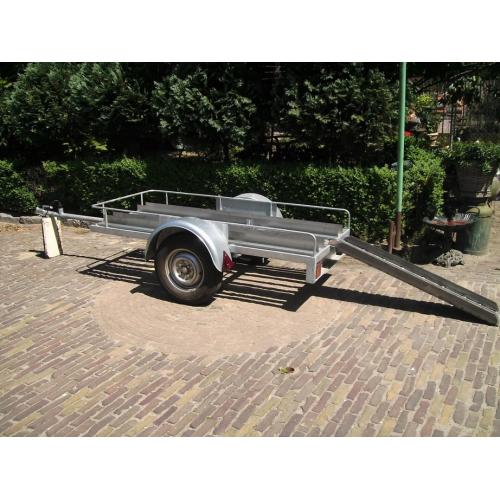 Aanhangwagen te koop   Aanhangwagen te koop. Onlangs opnieuw geschuurd en in de lak gezet. Nieuwe bodemplaat. Spatbo