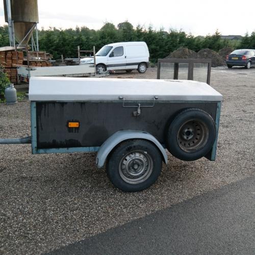 aanhangwagen   Afmeting 210 x 110 cm met Trespa bodem (onverwoestbaar) Frame is heel sterk en er zitten blad en 