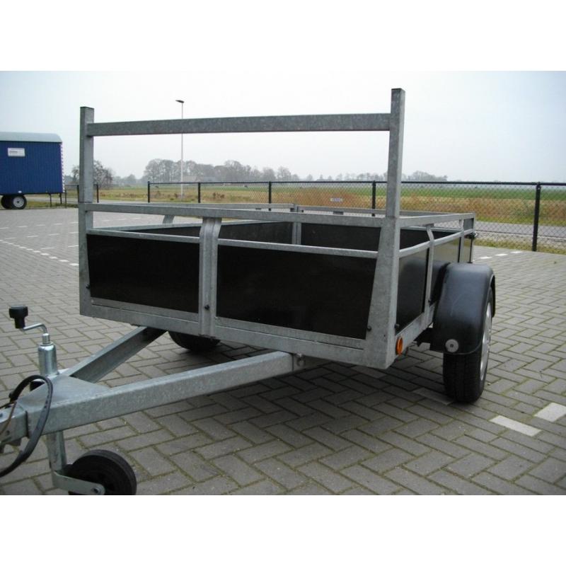 TE KOOP DRIE IN EEN AANHANGWAGEN   Te koop aanhangwagen geremd, te gebruiken als motor trailer, en als boottrailer, en als bakwagen zi