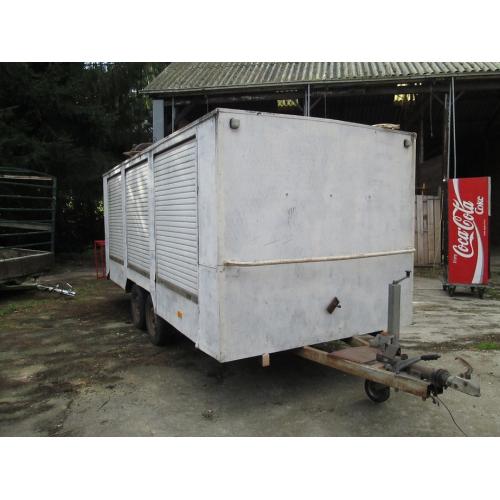 saris enkelasser geremde aanhangwagen   Saris enkelasser geremde aanhangwagen Kenteken: WZ-42-LY ledig gewicht: 315kg Laadvermogen: 885k