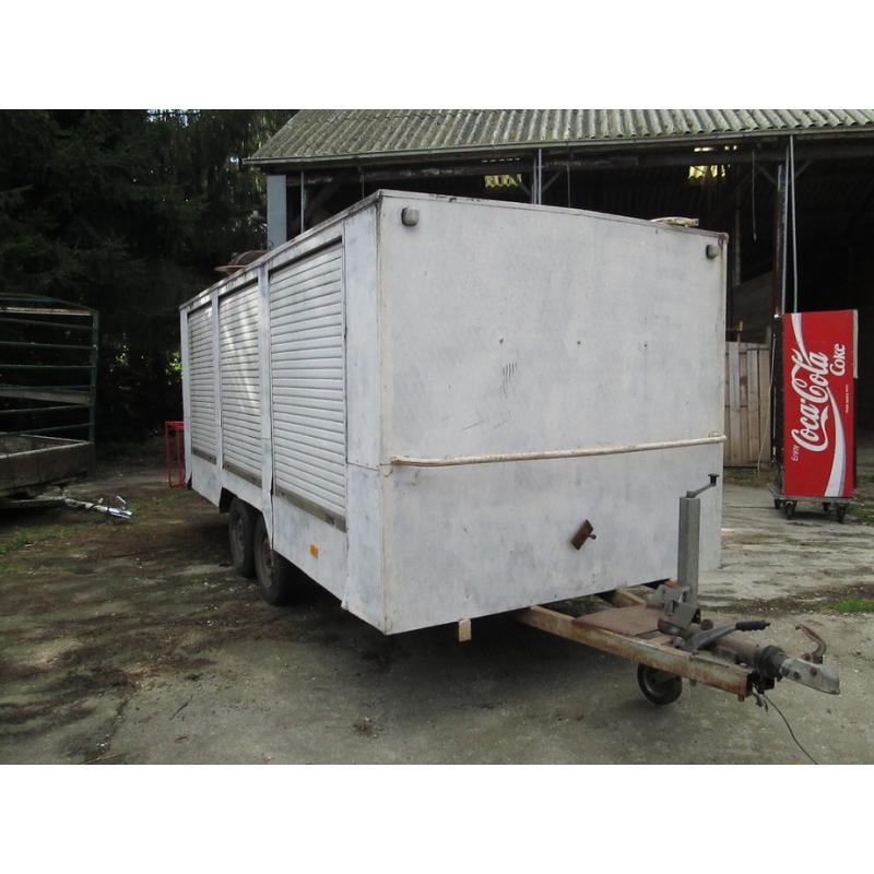 saris enkelasser geremde aanhangwagen   Saris enkelasser geremde aanhangwagen Kenteken: WZ-42-LY ledig gewicht: 315kg Laadvermogen: 885k