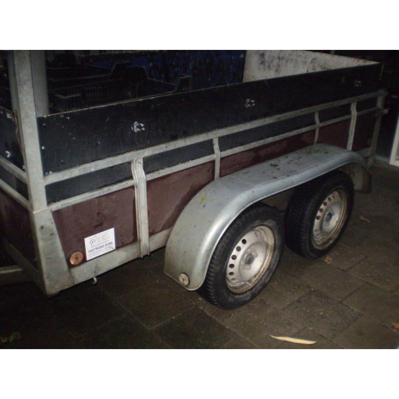 aanhanger   totaal opgeknapte aanhanger, geheel nieuw houtwerk. wagen is als nieuw. maten 147x 89 cm.  