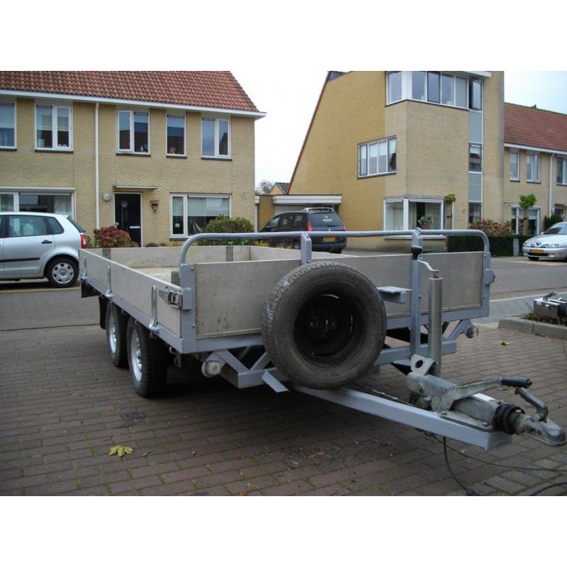 Anssems gesloten tandemasser   goede aanhanger , banden en remmerij nieuw . binnen in verzonken ogen om vast te sjorren oprijpl