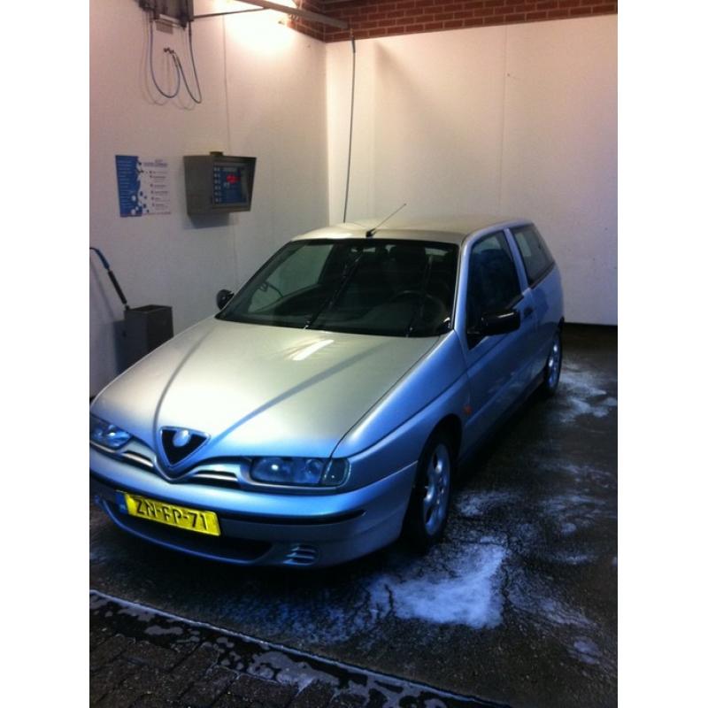 Alfa Romeo Giulietta 1.4 T Distinctive/Aut/Ecc/Pdc/Leer  Alfa Romeo Giulietta 1.4 T Distinctive/Aut/Ecc/Pdc/Leer APK: gekeurd tot mei 2016 Aantal zitplaatsen