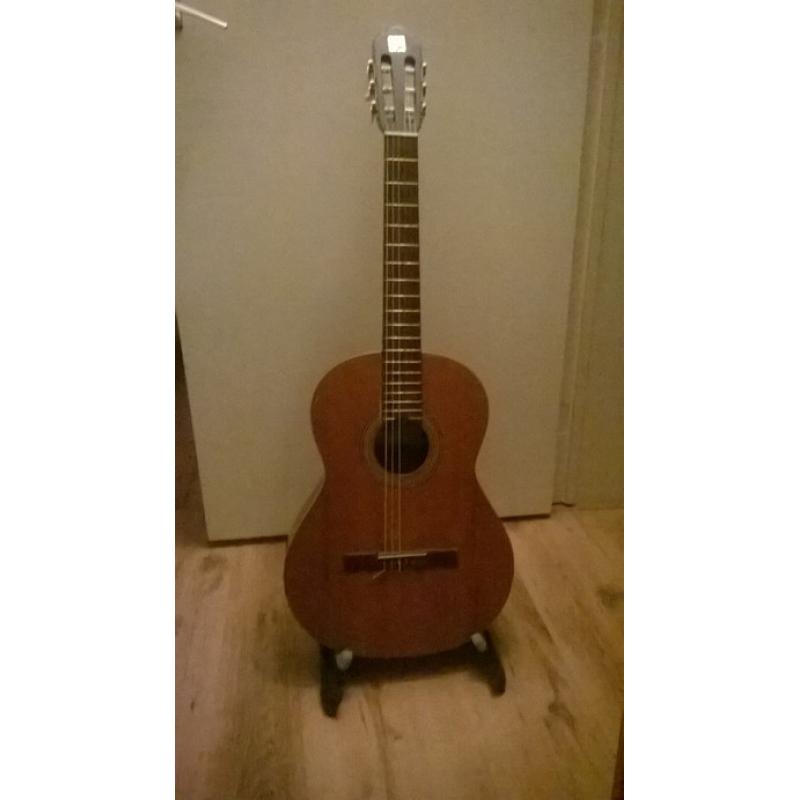 Taylor 855 12 snarige jumbo bouwjaar 2005 made in usa   Een in uitmuntende staat verkerende Taylor 855 12 string. Deze gitaar is van 2005 maar is in een 