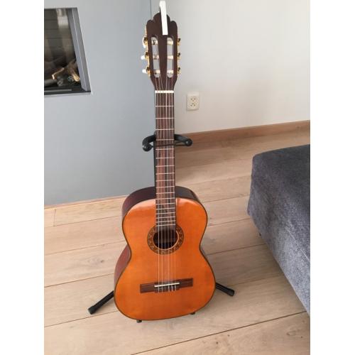 Amuse akoestische gitaar   Akoestische gitaar van Amuse. Nauwlijks op gespeeld. De dunne E-snaar is geknapt en dient vervangen