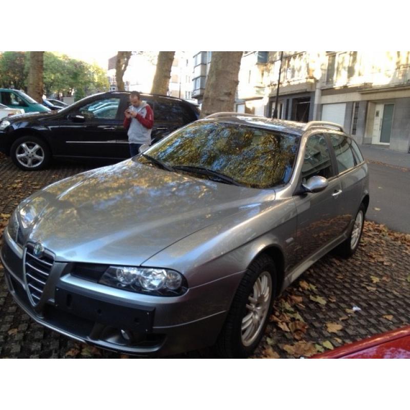 Mooie Alfa 145 jtd   Beste Lezer, Omdat wij een benzine/ 4 deur willen gaan rijden hierbij aangeboden. Goede en mooie 