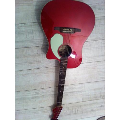 Akoestische gitaar inclusief tas, stemmer en boek   Te koop: een akoestische gitaar die erg weinig gebruikt is. Inclusief prachtig boek, waarmee de eer