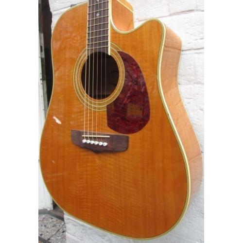Mooie oude klassieke gitaar, klein model   Mooie oude klassieke gitaar klein model handwerk Mooie details Voor verzamelaar of 