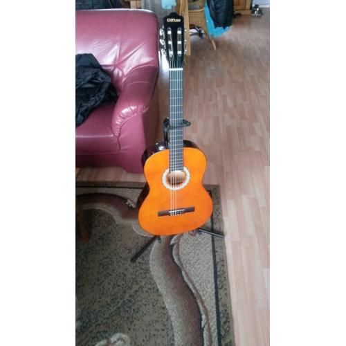 Kindergitaar te koop!   Nouwlijks gebruikte kindergitaar met hoesje en plectrum.