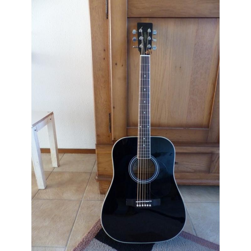 te koop gitaar in doos   te koop: Nieuwe akoestische gitaar in doos inhoud: -gitaar -2 plectums -stemaparaat - s