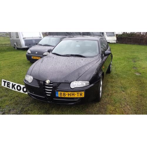 In zeer goede staat alfa 147 Te koop   Te koop zeer mooie Alfa 147 1.6 Twin Spark uit 2001, De auto is behalve optisch ook techinisch 1