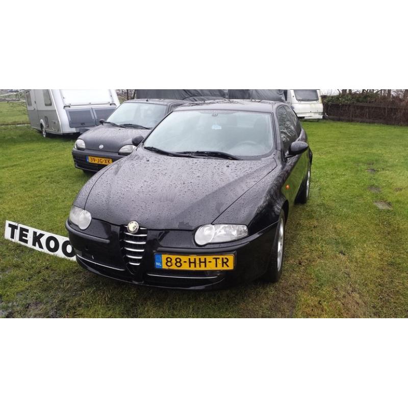 In zeer goede staat alfa 147 Te koop   Te koop zeer mooie Alfa 147 1.6 Twin Spark uit 2001, De auto is behalve optisch ook techinisch 1