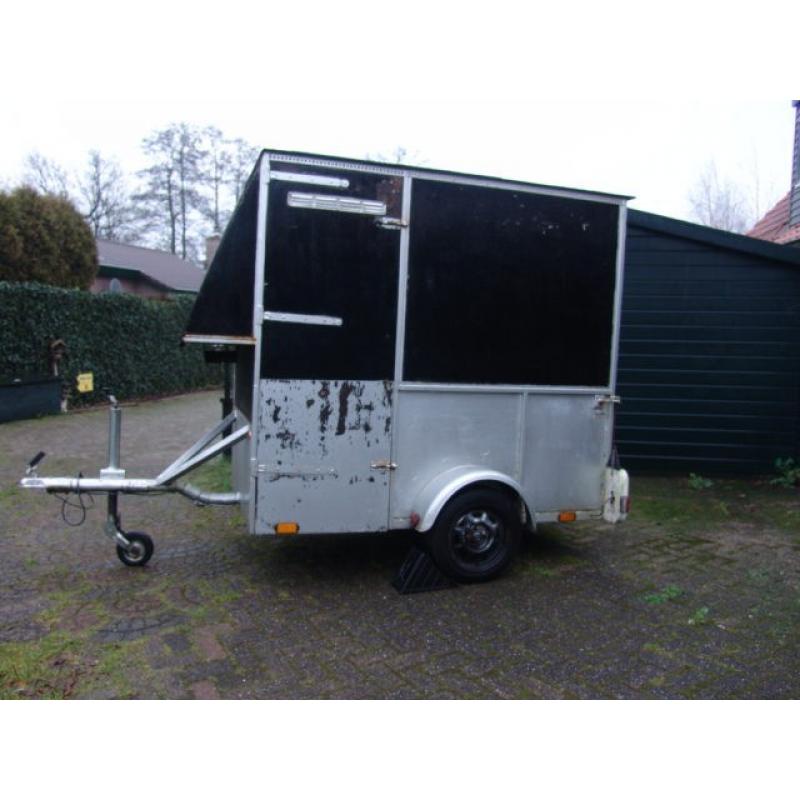 Te huur: aanhangwagen / aanhanger / boedelbak met huif   Te huur aanhangwagen met huif: Afmetingen: Lengte: 205 cm Breedte: 110 cm Huifhoogte: 120 cm Tarie