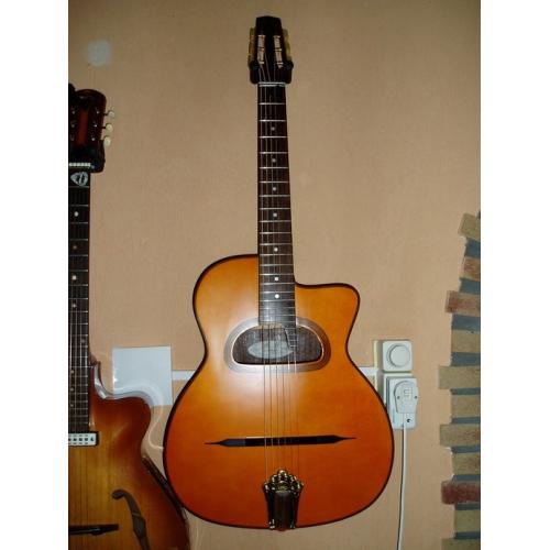 Tricone brass resonator gitaar/dobro, roundneck   Tricone brass resonator gitaar/dobro, roundneck, goed geluid, lage stemming 450 eu inclusief koff