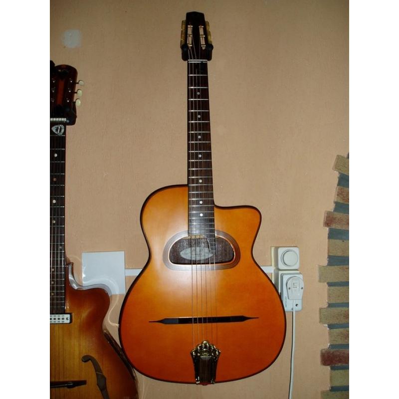 Tricone brass resonator gitaar/dobro, roundneck   Tricone brass resonator gitaar/dobro, roundneck, goed geluid, lage stemming 450 eu inclusief koff