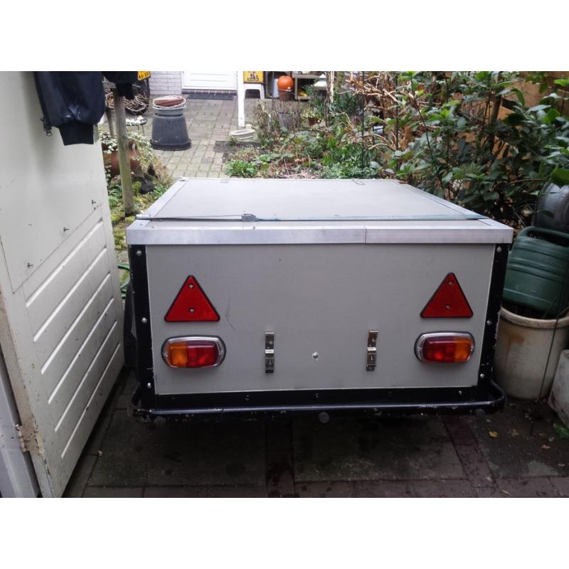 Alpen Kruizer aanhangwagen   Een zo goed als lege vouwwagen er zitten nog wat houtdelen in en het keukentje. Dit is echter zo 