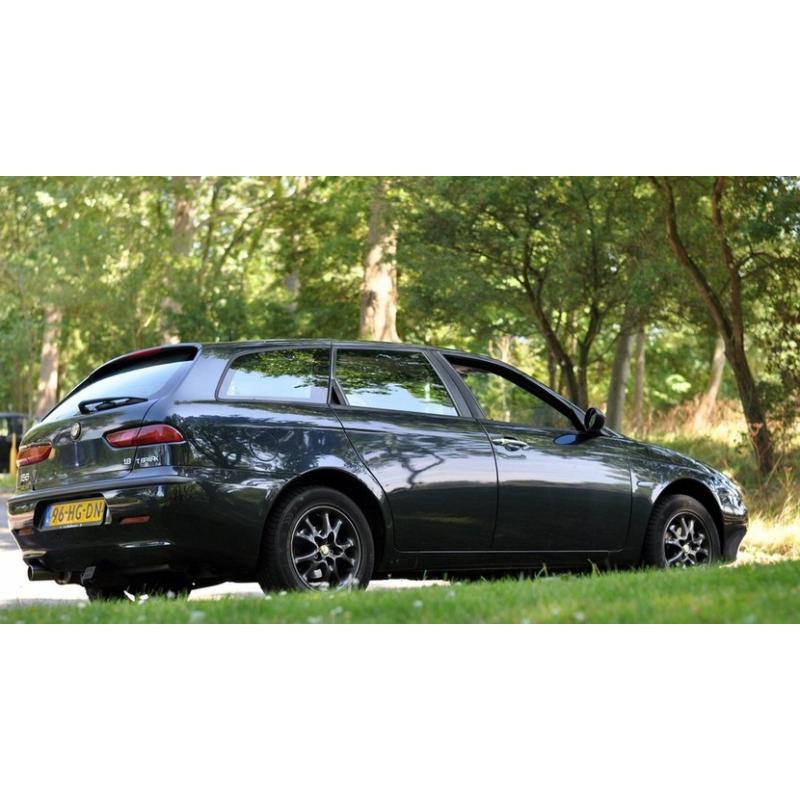 Alfa Romeo 147 Mooie luxe auto   Mooie 147 1.6 16v TS full opties Distributie en waterpomp compleet vervangen, en preventief ook d