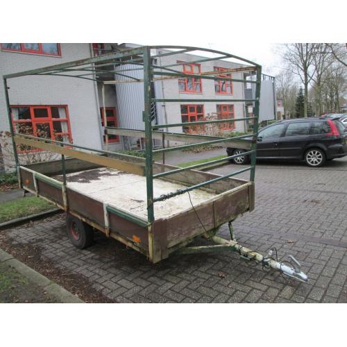 klein leuk aanhangertje   klein leuk aanhangertje met 13 inch wielen,alles erop en eraan,met reserve wiel,neuswiel,bakje voor
