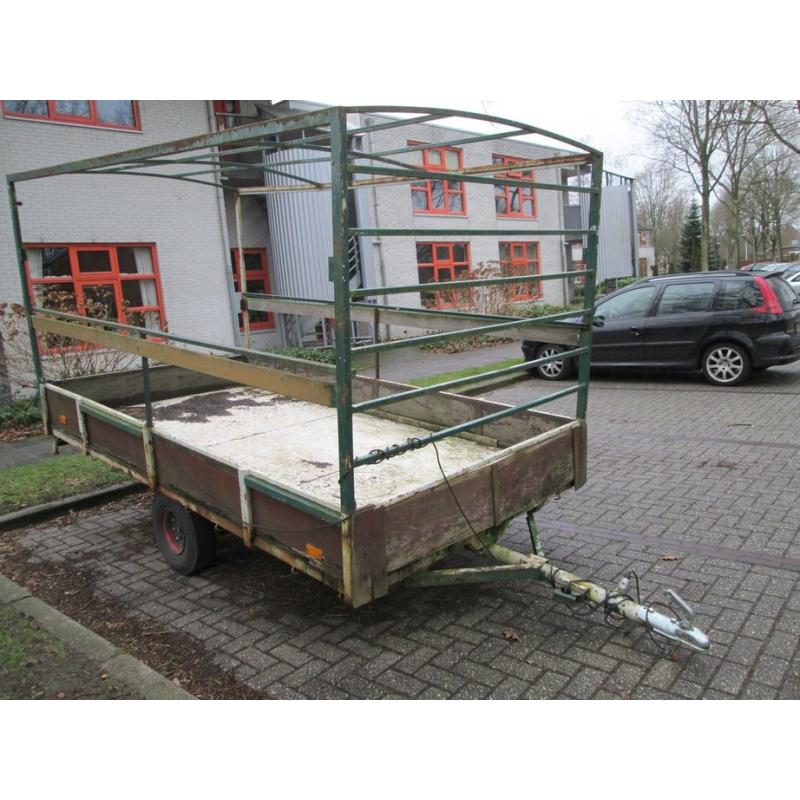 klein leuk aanhangertje   klein leuk aanhangertje met 13 inch wielen,alles erop en eraan,met reserve wiel,neuswiel,bakje voor