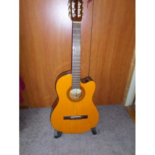 MAYHILL 12 snarige gitaar semi acoustisch   MAYHILL 12 snarige gitaar semi acoustisch Bieden vanaf ? 140,00 Op onderbiedingen wordt niet gerea