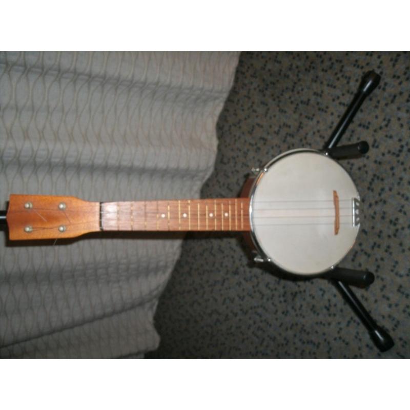 Gitaar.. nog nooit bespeeld   Spaans acoustisch gitaar, merk Martinez. Nog nooit gebruikt, helemaal nieuw. 