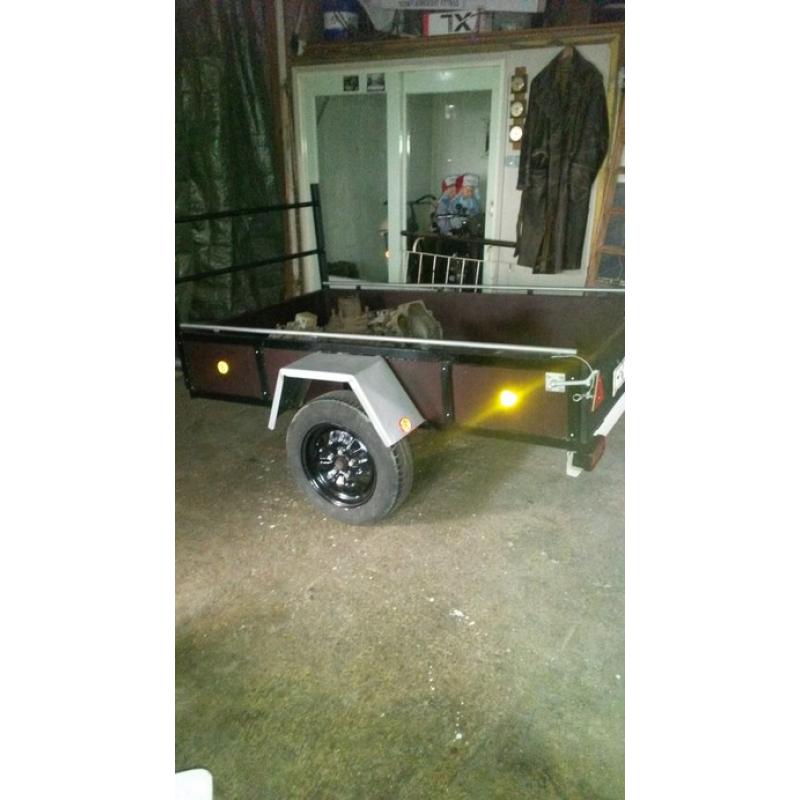 Zeer degeljke brede geremde aanhanger voor motoren   Hierbij verkopen wij onze motoraanhanger. Zoals op de foto te zien is, passen er met gemak twee m