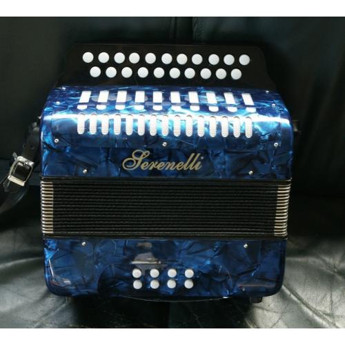 Serenelli accordeon te koop  Zeer mooie accordeon merk serenelli