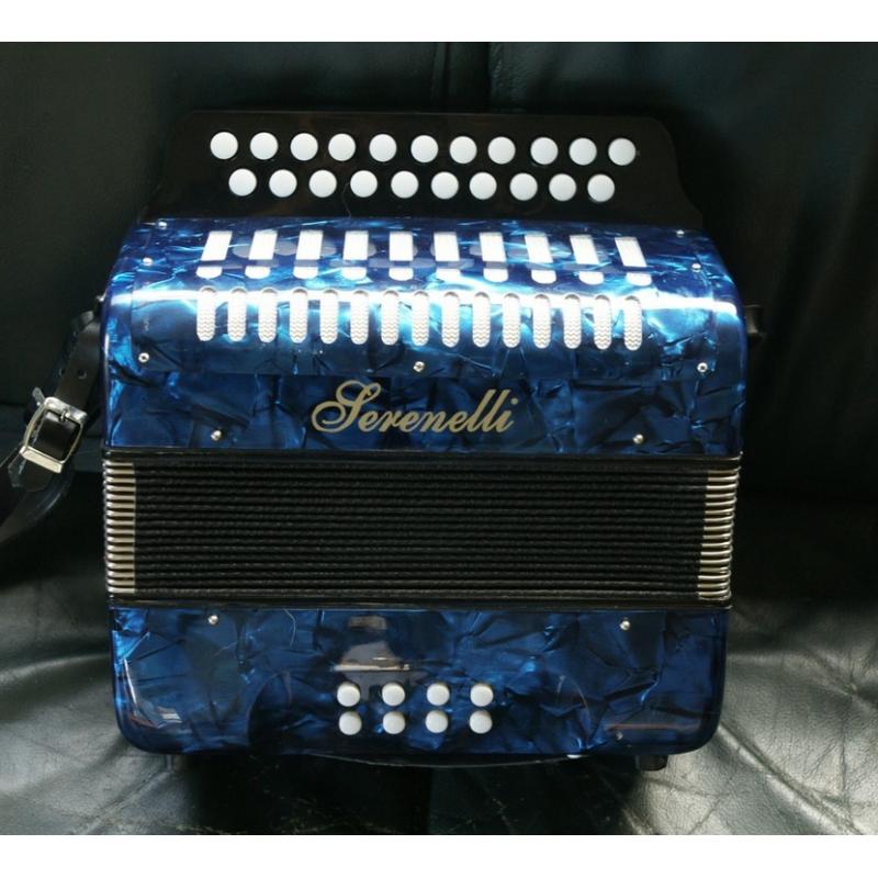 Serenelli accordeon te koop  Zeer mooie accordeon merk serenelli