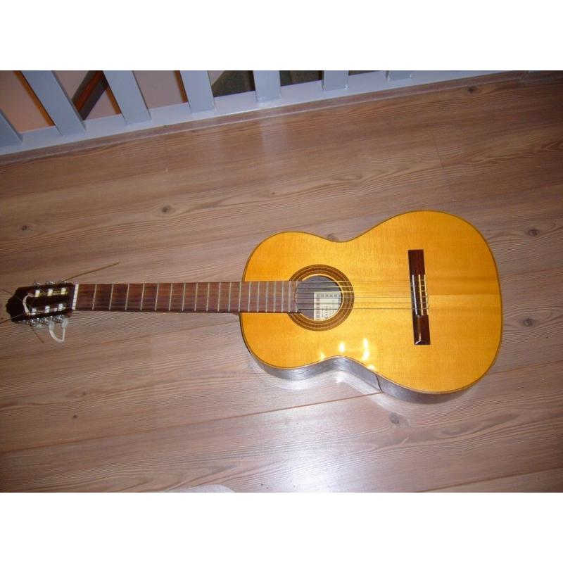 Mooie witte 3/4 gitaar voor kinderen 7-10 jaar   Leuke gitaar. Enkele lessen gebruikt. Gekocht in 2014. Mooi geluid. Stagg C530WH 3/4 Klassieke G